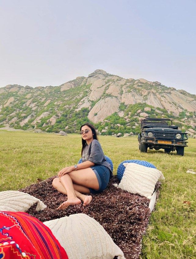 Safari guests relaxing at a Jawai viewpoint — follow @jawai_forest_safari on Instagram
