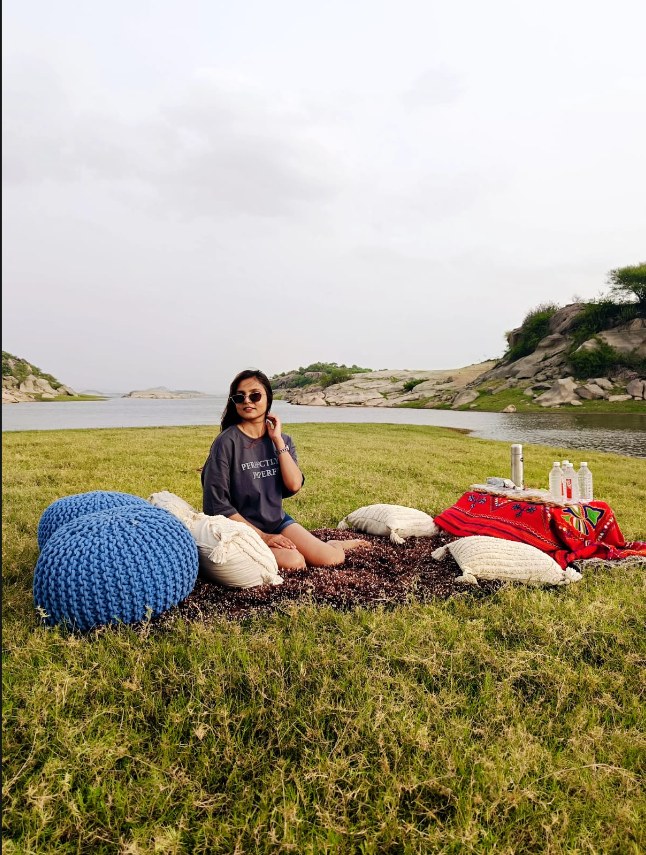 Relaxed lakeside seating overlooking Jawai Bandh