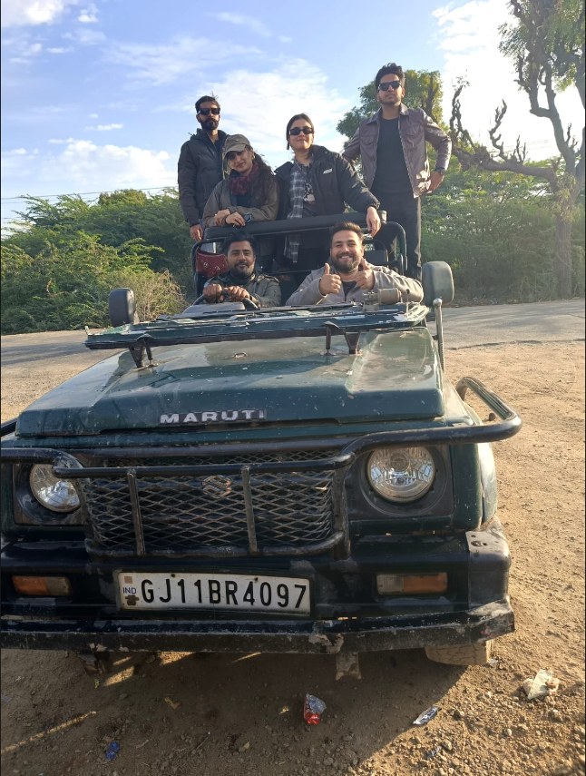 Safari guests photographing wildlife