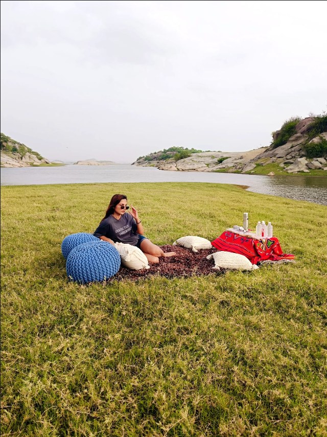 Guests resting by the reservoir in Jawai